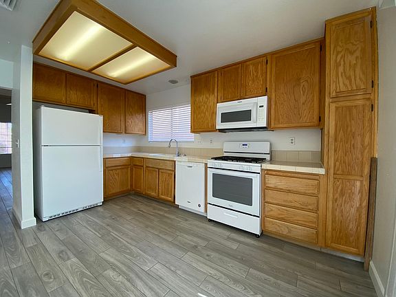 5th image of 2493 Muirfield Ave