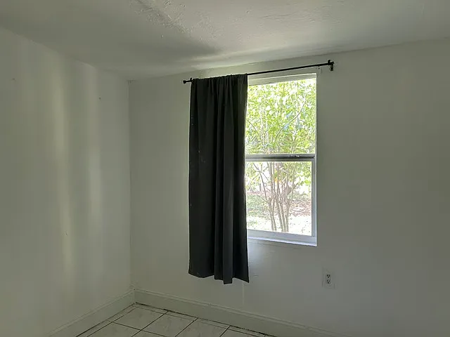939 NW 24th Ct — Photo 6