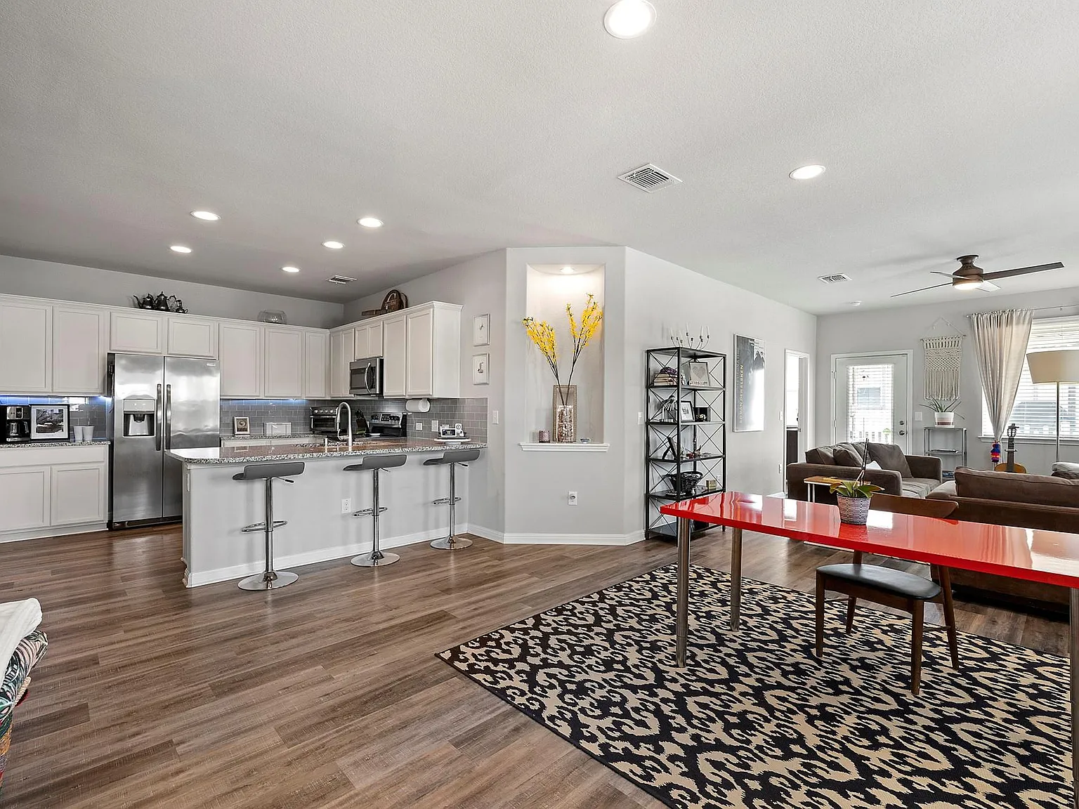 3 bed, 2.0 bath, 1501 sqft, $1,975 — Photo 3