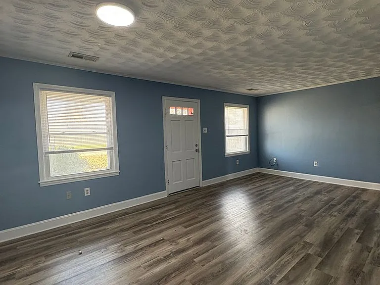 1303 Collett Ln — Photo 4