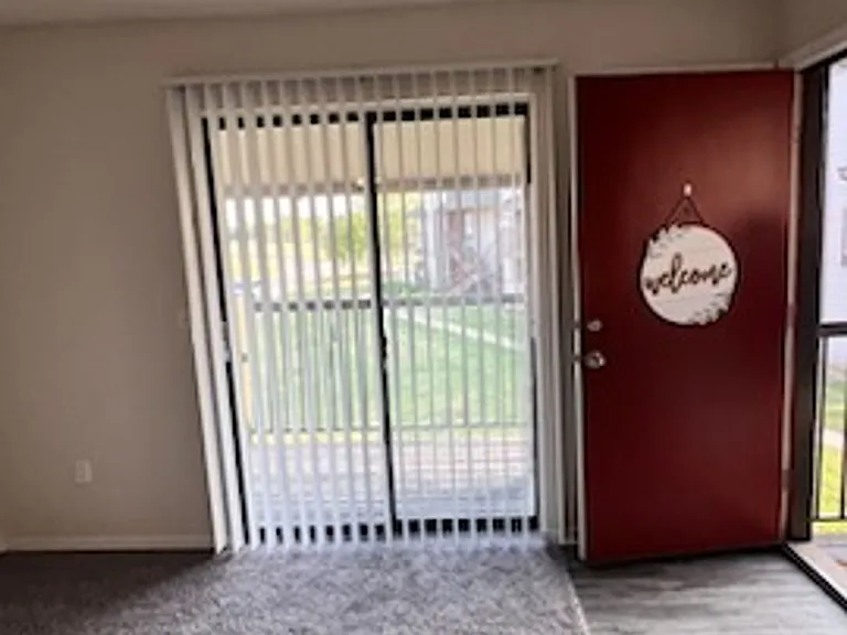 Hickory Grove Apartments — Photo 15