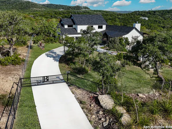 19831 CHIMNEY CREEK RD, Helotes, TX 78023