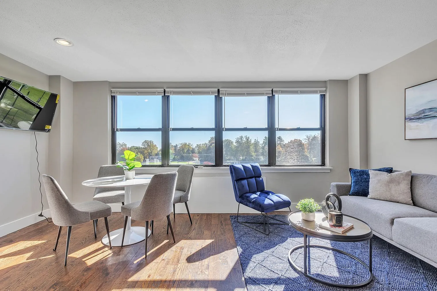 2 bed, 1.0 bath, 871 sqft, $1,952 — Photo 3