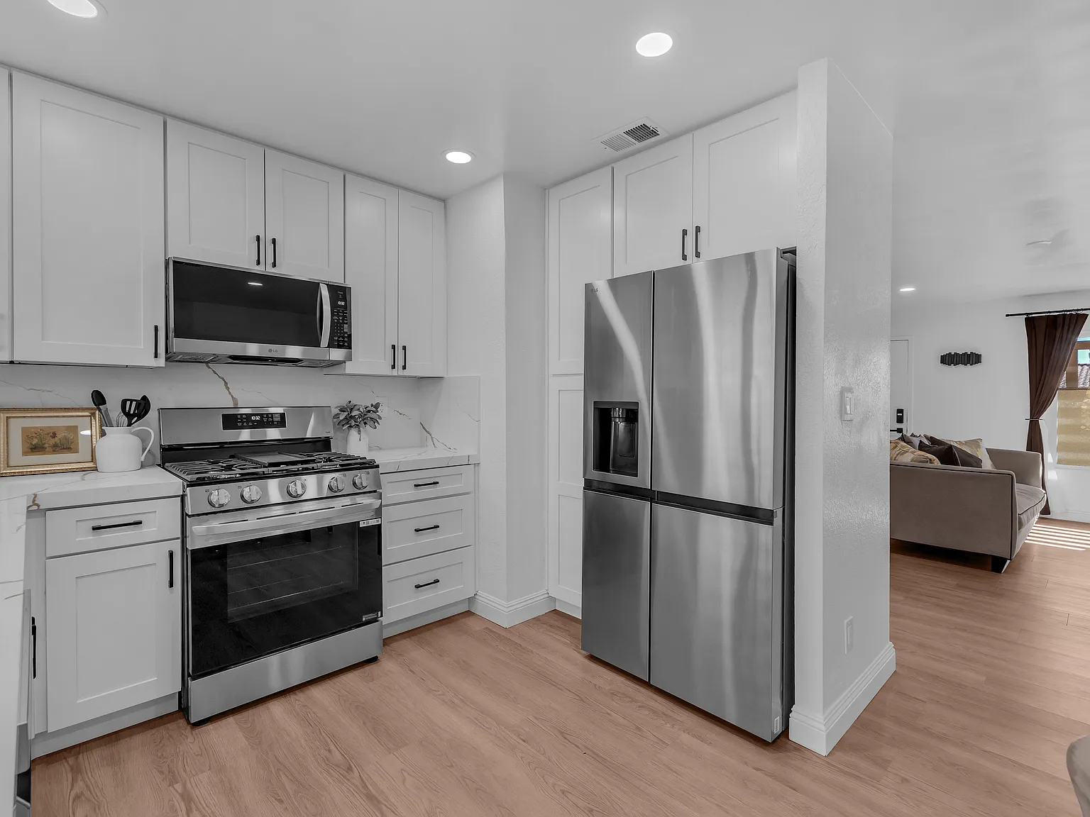3 bed, 1184 sqft, $3,400 — Photo 2