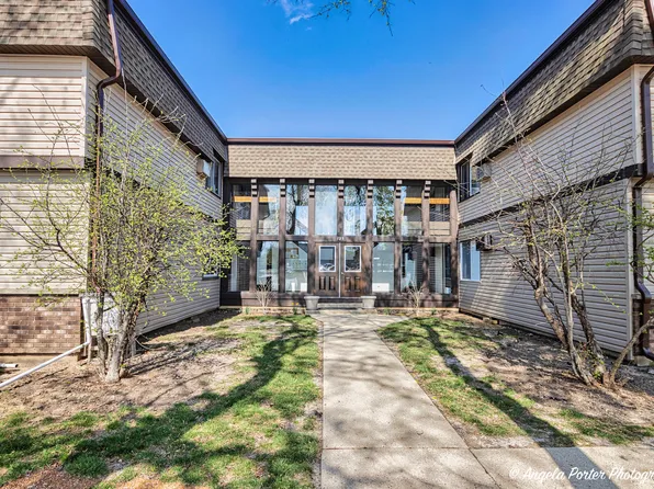 125 E Mill St APT 202, Wauconda, IL 60084