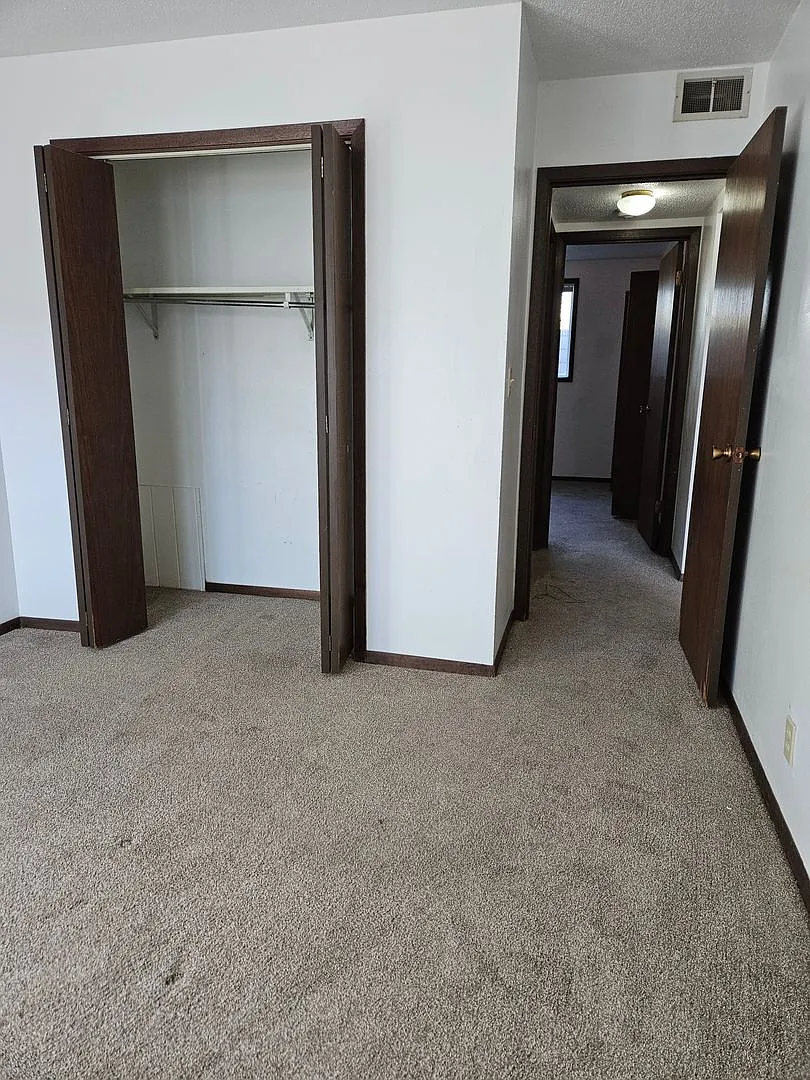 Evergreen Apartments — Photo 4