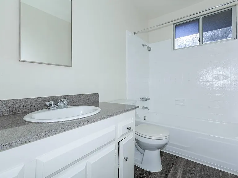 Hampshire Square Apartment Homes — Photo 39