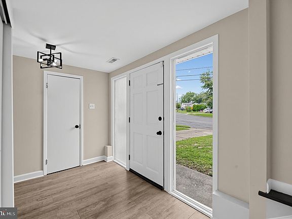 3rd image of 487 Fresno Dr
