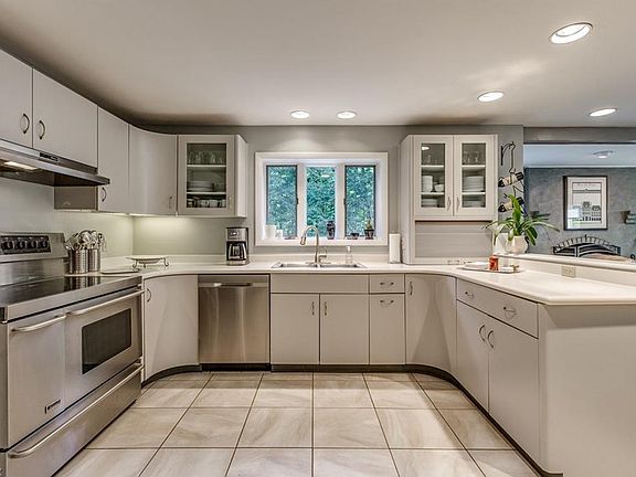 3rd image of 915 Worton Park Dr