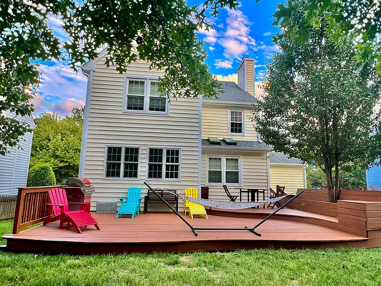 Expansive 2-level backyard deck with built-in seating. Ideal for entertaining guests.