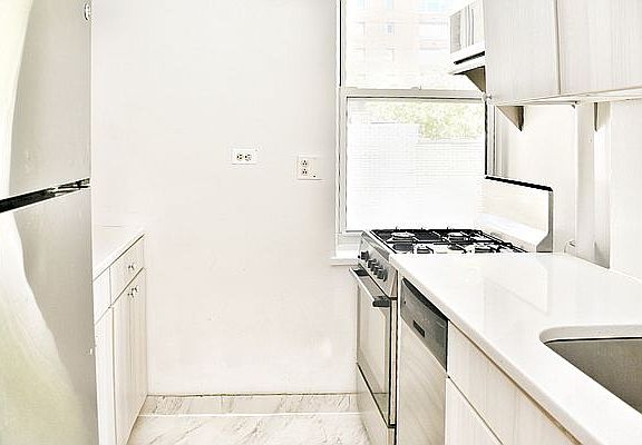 4th image of 223 E 61st St APT 6D