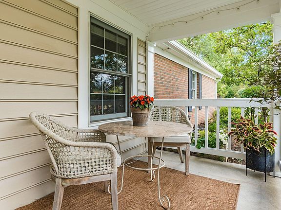 4th image of 225 Dogwood Ln