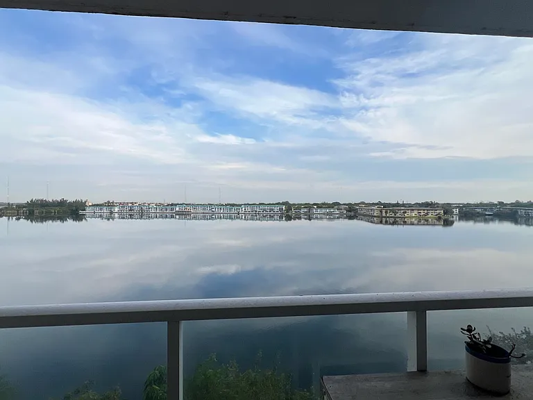 1301 Miami Gardens Dr #514W — Photo 19