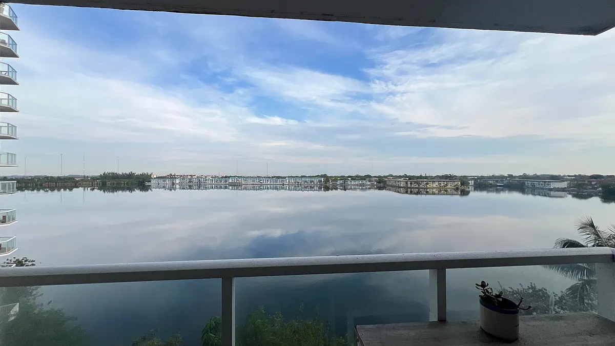 Building Photo - 1301 Miami Gardens Dr #514W