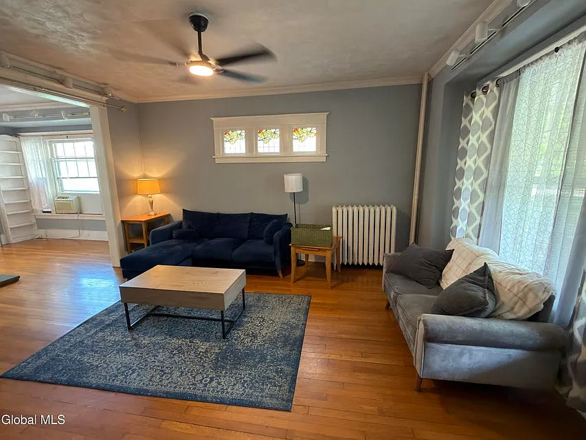 5 bed, 1832 sqft, $3,200 — Photo 4