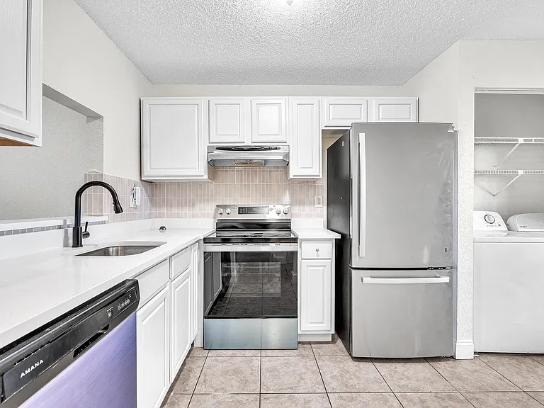 2510 Riverside Dr #2510 — Photo 1