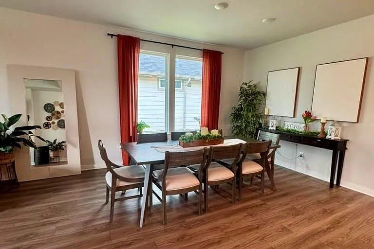 4 bed, 2.0 bath, 1897 sqft, $2,600 — Photo 4