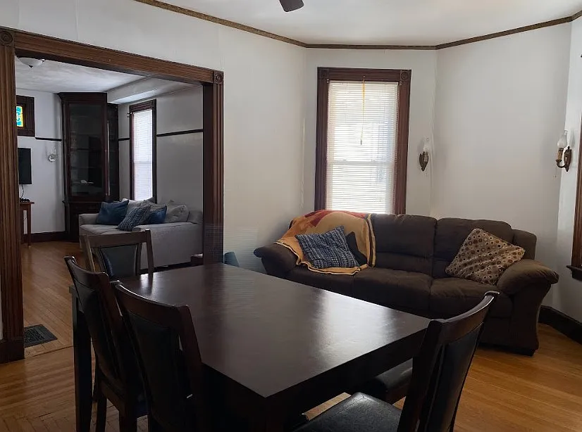 5 bed, 2.5 bath, 2704 sqft, $3,875 — Photo 4