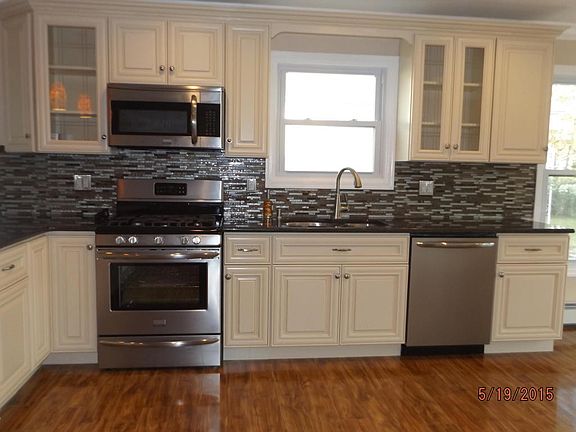 4th image of 22 Pine Valley Dr