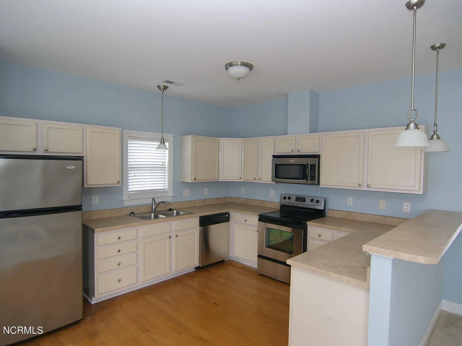 3 bed, 2.0 bath, $1,900 — Photo 3