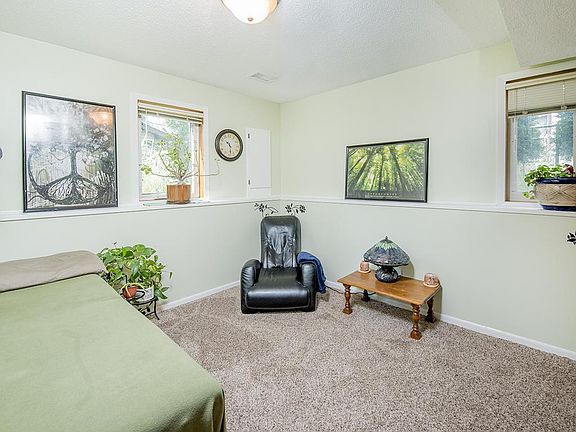 5th image of 2580 15th Ave E