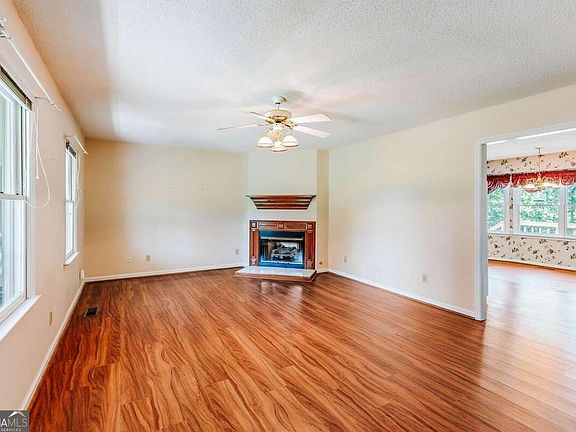 5th image of 28 Springlake Ests