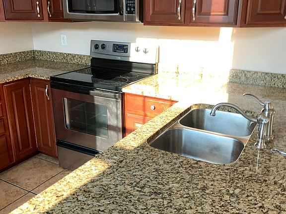 5th image of 305 S Lincoln St APT A