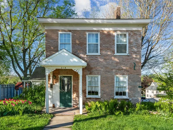 214 2nd St SE, Mount Vernon, IA 52314