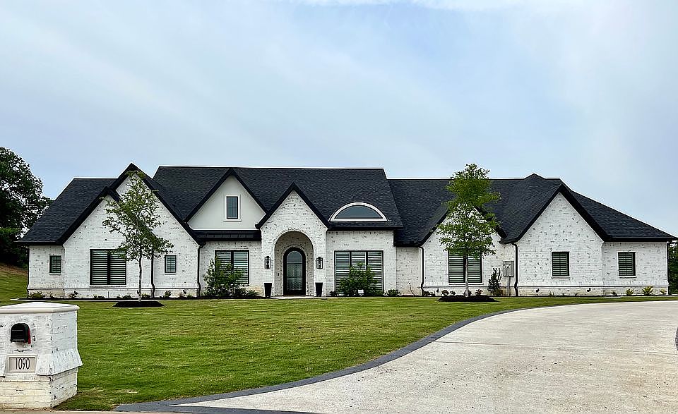 1st image of 1090 Woodland Dr