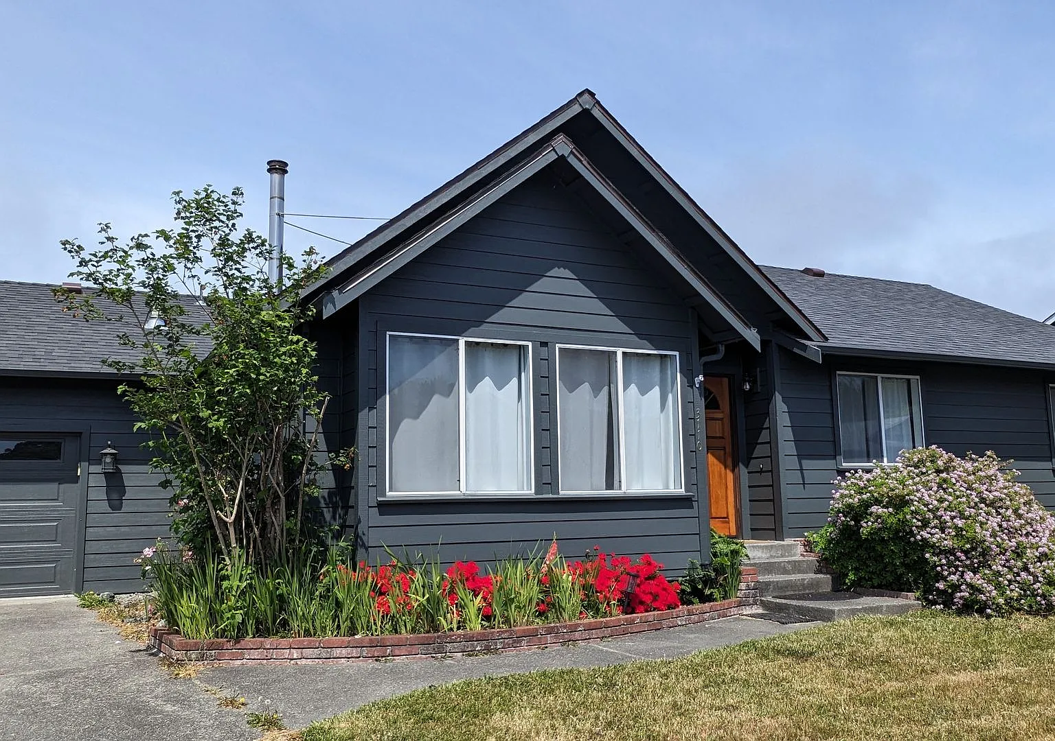 Spacious 3/2 in quiet neighborhood — Photo 1