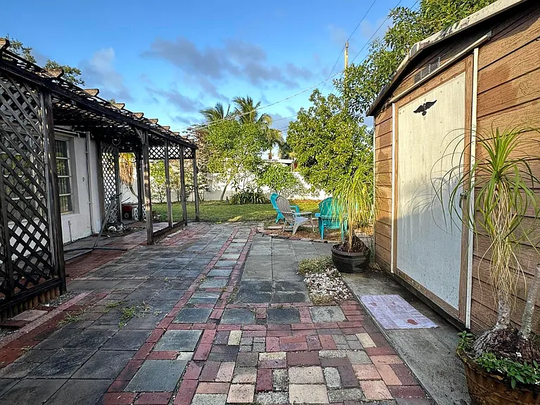 7000 SW 11th St — Photo 46