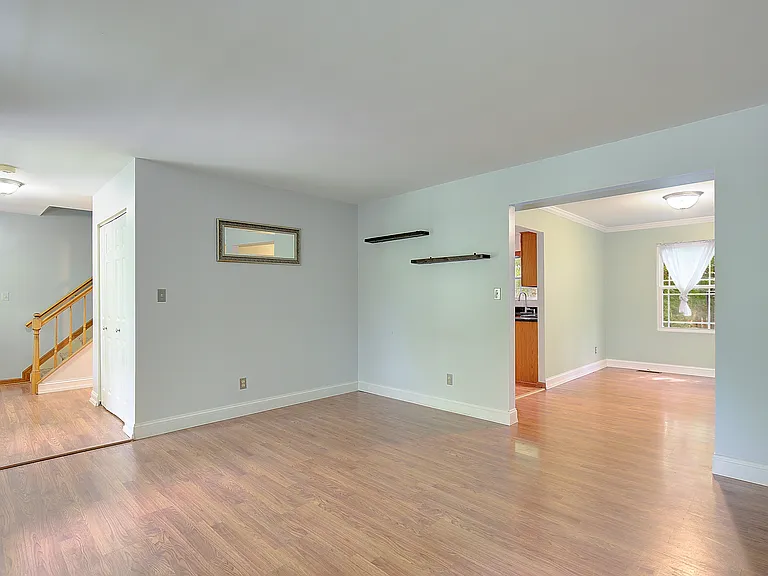 48 Radcliffe Dr — Photo 8