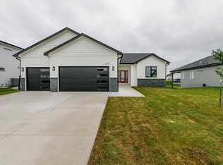 2610 Serenity Dr, Waukee, IA 50263