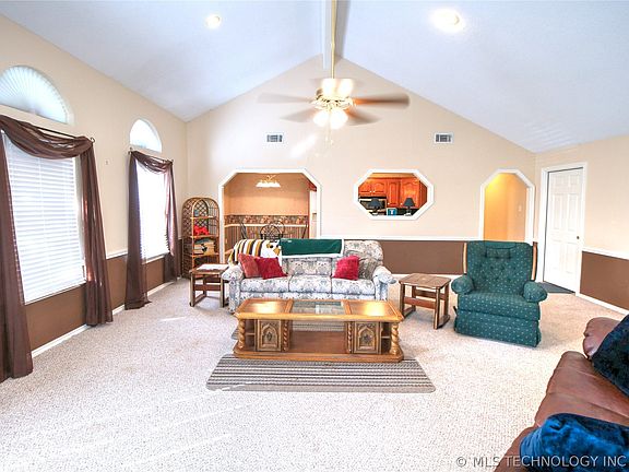 3rd image of 6786 Red Oak Dr