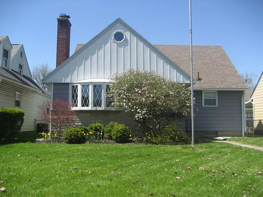 877 S Roys Ave photo 1