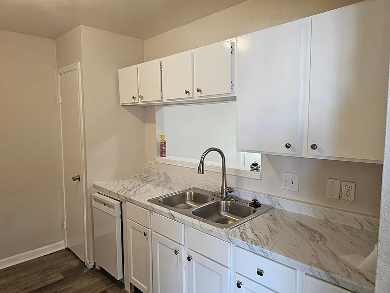 10888 E 33rd St — Photo 5