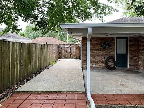 4th image of 405 Louis Dr