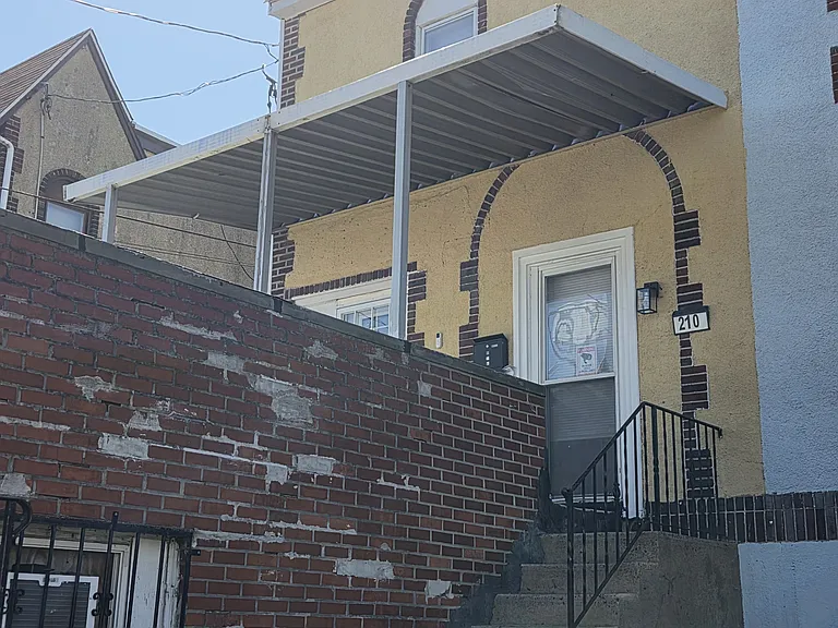210 Long Ln — Photo 26