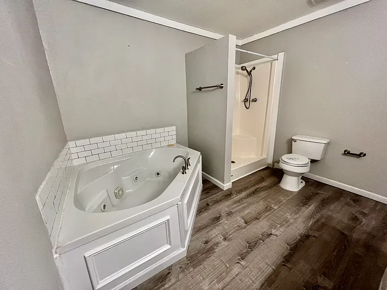 608 N Adelaide St — Photo 17