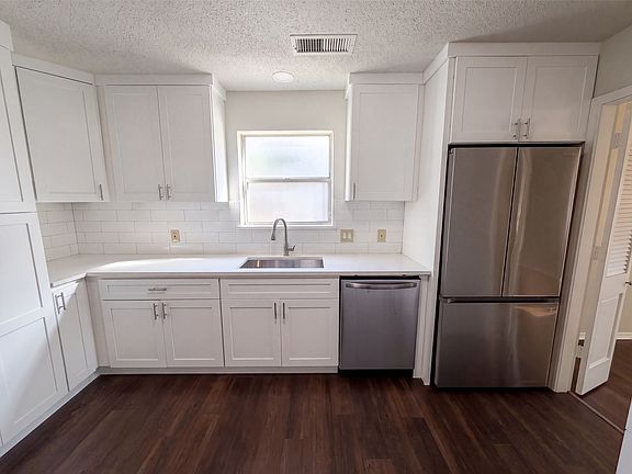 2nd image of 821 Glen Oaks Blvd
