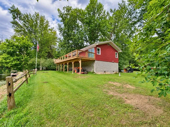 4136 W Sycamore Dr, Newaygo, MI 49337