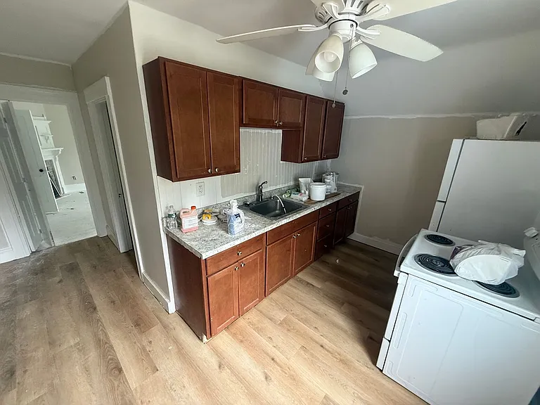 182 Grove St — Photo 4
