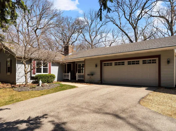 2878 Golden Cir, Stoughton, WI 53589