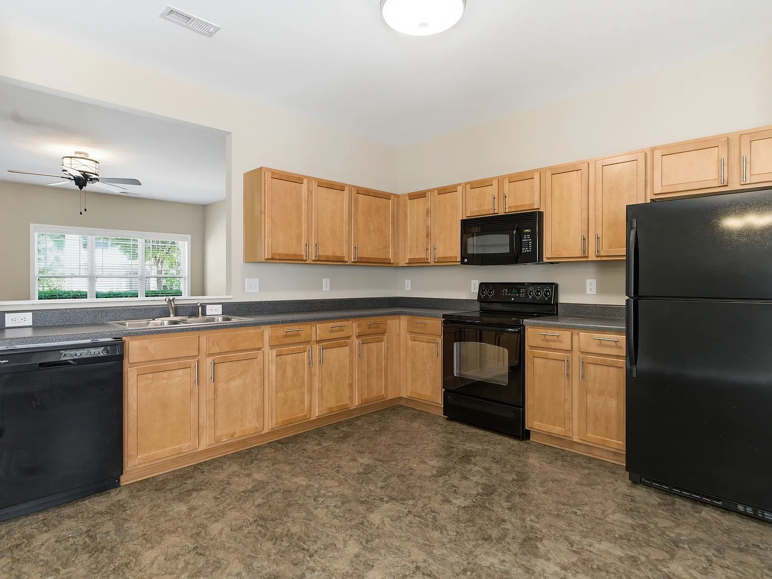 2 bed, 2.5 bath, 1450 sqft, $1,595 — Photo 3