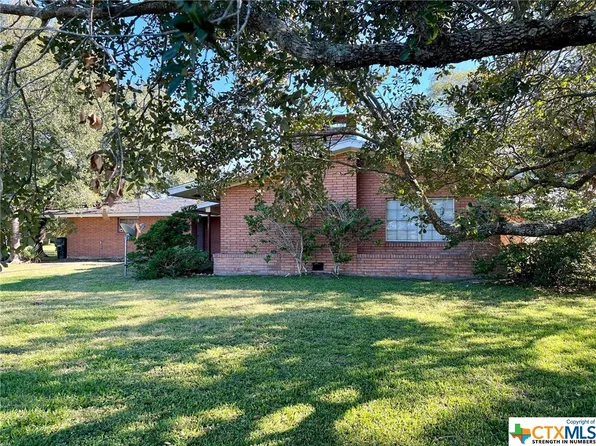 1415 W Main St, Edna, TX 77957