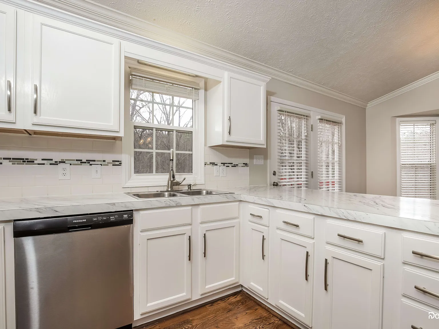 3 bed, 2.0 bath, 1360 sqft, $1,860 — Photo 4