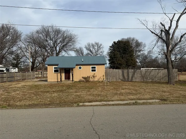 514 W 3rd St, South Coffeyville, OK 74072