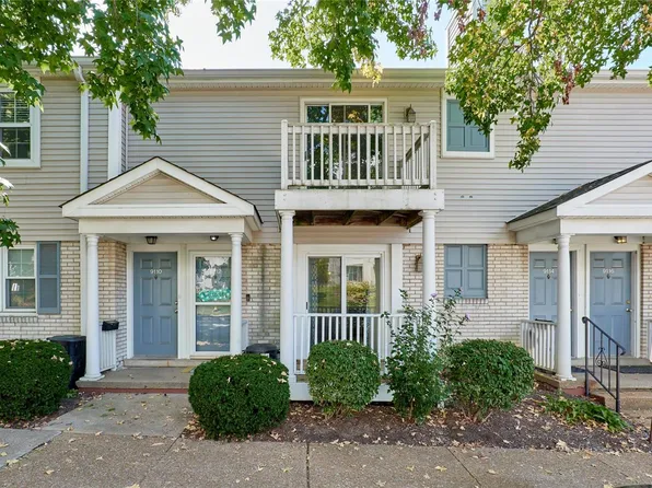 9112 Eager Rd, Saint Louis, MO 63144