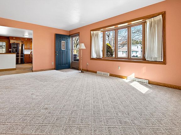 5th image of 49 Fairway Ct