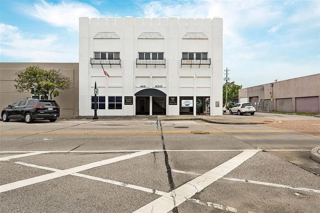 400 W Texas — Photo 1